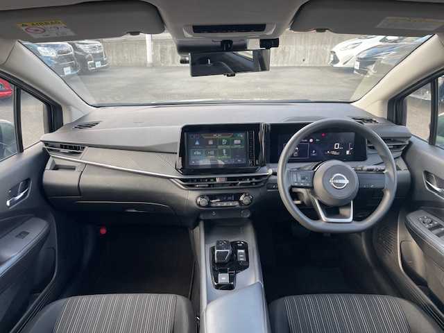 日産 ノート X 静岡県 2024(令6)年 0.8万km ダークメタルグレー ●純正ディスプレイオーディオ/●全方位カメラ/●エマージェンシーブレーキ/●車線逸脱防止支援/●前後コーナーセンサー/●ブラインドスポットモニター/●電動パーキングブレーキ/●LEDヘッドライト/●オートライト/●オートマチックハイビーム/●ステアリングスイッチ/●電動格納ウインカーミラー/●ETC/●純正フロアマット/●前方ドライブレコーダー/●レベライザー/●プッシュスタート/●スマートキー/●スペアキー1本/●W+サイド＋ニーSRS+ABS/●保証書/●取扱説明書