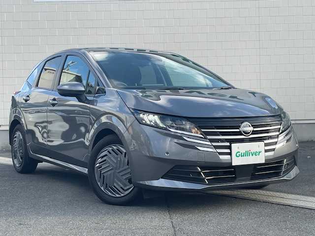 日産 ノート X 静岡県 2024(令6)年 0.8万km ダークメタルグレー ●純正ディスプレイオーディオ/●全方位カメラ/●エマージェンシーブレーキ/●車線逸脱防止支援/●前後コーナーセンサー/●ブラインドスポットモニター/●電動パーキングブレーキ/●LEDヘッドライト/●オートライト/●オートマチックハイビーム/●ステアリングスイッチ/●電動格納ウインカーミラー/●ETC/●純正フロアマット/●前方ドライブレコーダー/●レベライザー/●プッシュスタート/●スマートキー/●スペアキー1本/●W+サイド＋ニーSRS+ABS/●保証書/●取扱説明書