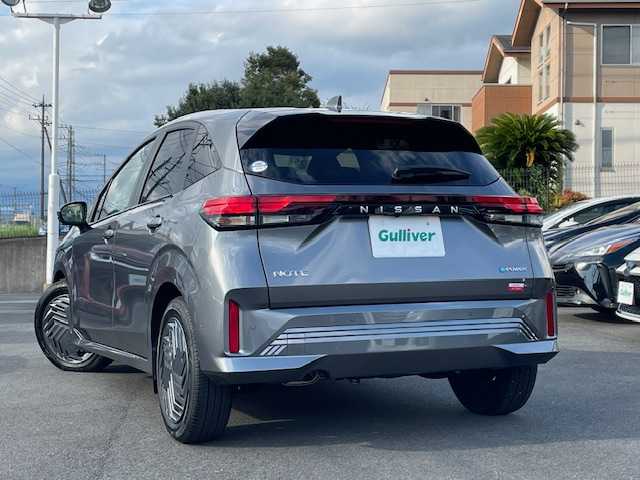 日産 ノート X 静岡県 2024(令6)年 0.8万km ダークメタルグレー ●純正ディスプレイオーディオ/●全方位カメラ/●エマージェンシーブレーキ/●車線逸脱防止支援/●前後コーナーセンサー/●ブラインドスポットモニター/●電動パーキングブレーキ/●LEDヘッドライト/●オートライト/●オートマチックハイビーム/●ステアリングスイッチ/●電動格納ウインカーミラー/●ETC/●純正フロアマット/●前方ドライブレコーダー/●レベライザー/●プッシュスタート/●スマートキー/●スペアキー1本/●W+サイド＋ニーSRS+ABS/●保証書/●取扱説明書