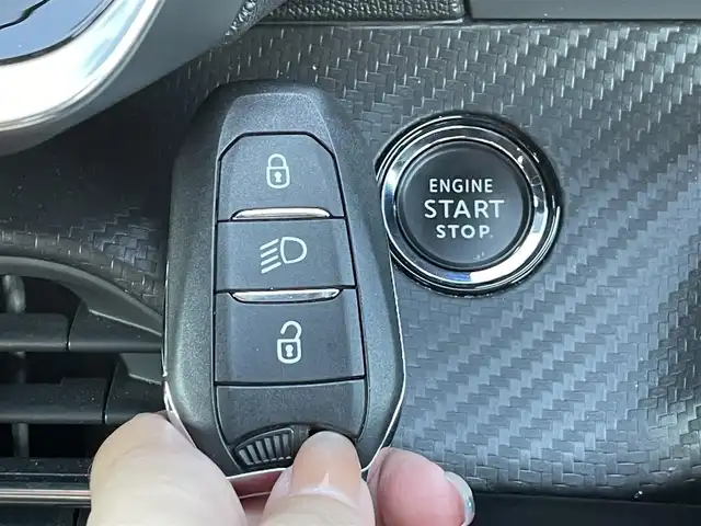 プジョー ２０８ GT ライン 静岡県 2020(令2)年 1.4万km 白 ワンオーナー/ハーフレザーシート/BSM/純正ディスプレイオーディオ/(BT/CarPlay)/衝突被害軽減システム/バックカメラ/ACC/LKA/パーキングアシスト/スマートキー/ETC/ドライブレコーダー/フロアマット/純正17インチアルミホイール/保証書/取説/スペアキー