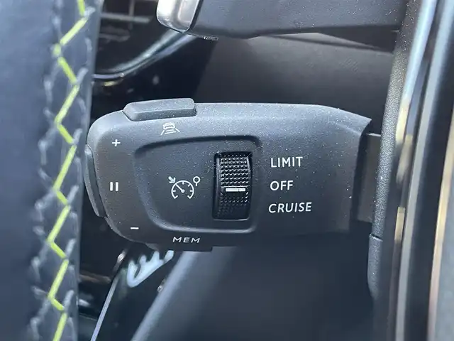 プジョー ２０８ GT ライン 静岡県 2020(令2)年 1.4万km 白 ワンオーナー/ハーフレザーシート/BSM/純正ディスプレイオーディオ/(BT/CarPlay)/衝突被害軽減システム/バックカメラ/ACC/LKA/パーキングアシスト/スマートキー/ETC/ドライブレコーダー/フロアマット/純正17インチアルミホイール/保証書/取説/スペアキー