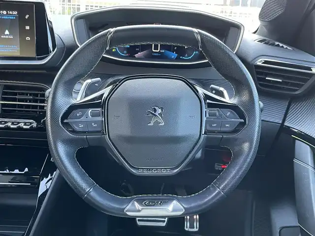 プジョー ２０８ GT ライン 静岡県 2020(令2)年 1.4万km 白 ワンオーナー/ハーフレザーシート/BSM/純正ディスプレイオーディオ/(BT/CarPlay)/衝突被害軽減システム/バックカメラ/ACC/LKA/パーキングアシスト/スマートキー/ETC/ドライブレコーダー/フロアマット/純正17インチアルミホイール/保証書/取説/スペアキー