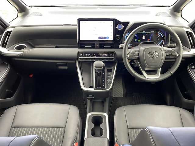 トヨタ ノア ハイブリッド S－Z 大阪府 2023(令5)年 1.1万km ホワイトパールクリスタルシャイン 純正10.5incディスプレイオーディオナビ/【フルセグTV/Bluetooth/CD/DVD/HDMI/FM/AM】/快適利便パッケージ/・両側ハンズフリーパワースライドドア/・パワーバックドア/・後席オットマン/・前後シートヒーター/・nanoe/ユニバーサルステップ/3眼LEDヘッドライト/100V電源/バックカメラ/トヨタセーフティセンス/・ブラインドスポットモニター(BSM)/・プリクラッシュセーフティ(PCS)/・レーントレーシングアシスト/・レーダークルーズコントロール/・オートマチックハイビームシステム/・プロアクティブドライビングアシスト/・パーキングサポートブレーキ/・Adobanced Drive/前後コーナーセンサー/後退速度抑制装置/両側パワースライドドア/後席エアコン/後席USB-C充電/ハーフレザーシート/純正17インチアルミホイール/スマートキー/スペアキー