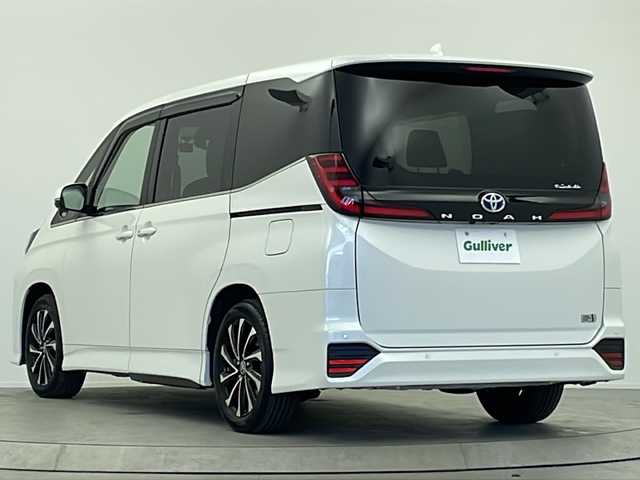 トヨタ ノア ハイブリッド S－Z 大阪府 2023(令5)年 1.1万km ホワイトパールクリスタルシャイン 純正10.5incディスプレイオーディオナビ/【フルセグTV/Bluetooth/CD/DVD/HDMI/FM/AM】/快適利便パッケージ/・両側ハンズフリーパワースライドドア/・パワーバックドア/・後席オットマン/・前後シートヒーター/・nanoe/ユニバーサルステップ/3眼LEDヘッドライト/100V電源/バックカメラ/トヨタセーフティセンス/・ブラインドスポットモニター(BSM)/・プリクラッシュセーフティ(PCS)/・レーントレーシングアシスト/・レーダークルーズコントロール/・オートマチックハイビームシステム/・プロアクティブドライビングアシスト/・パーキングサポートブレーキ/・Adobanced Drive/前後コーナーセンサー/後退速度抑制装置/両側パワースライドドア/後席エアコン/後席USB-C充電/ハーフレザーシート/純正17インチアルミホイール/スマートキー/スペアキー