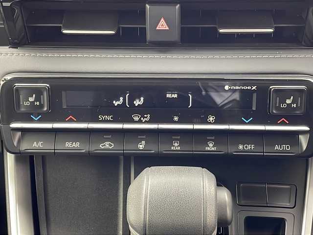 トヨタ ノア ハイブリッド S－Z 大阪府 2023(令5)年 1.1万km ホワイトパールクリスタルシャイン 純正10.5incディスプレイオーディオナビ/【フルセグTV/Bluetooth/CD/DVD/HDMI/FM/AM】/快適利便パッケージ/・両側ハンズフリーパワースライドドア/・パワーバックドア/・後席オットマン/・前後シートヒーター/・nanoe/ユニバーサルステップ/3眼LEDヘッドライト/100V電源/バックカメラ/トヨタセーフティセンス/・ブラインドスポットモニター(BSM)/・プリクラッシュセーフティ(PCS)/・レーントレーシングアシスト/・レーダークルーズコントロール/・オートマチックハイビームシステム/・プロアクティブドライビングアシスト/・パーキングサポートブレーキ/・Adobanced Drive/前後コーナーセンサー/後退速度抑制装置/両側パワースライドドア/後席エアコン/後席USB-C充電/ハーフレザーシート/純正17インチアルミホイール/スマートキー/スペアキー