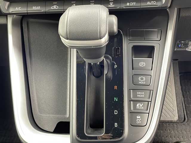 トヨタ ノア ハイブリッド S－Z 大阪府 2023(令5)年 1.1万km ホワイトパールクリスタルシャイン 純正10.5incディスプレイオーディオナビ/【フルセグTV/Bluetooth/CD/DVD/HDMI/FM/AM】/快適利便パッケージ/・両側ハンズフリーパワースライドドア/・パワーバックドア/・後席オットマン/・前後シートヒーター/・nanoe/ユニバーサルステップ/3眼LEDヘッドライト/100V電源/バックカメラ/トヨタセーフティセンス/・ブラインドスポットモニター(BSM)/・プリクラッシュセーフティ(PCS)/・レーントレーシングアシスト/・レーダークルーズコントロール/・オートマチックハイビームシステム/・プロアクティブドライビングアシスト/・パーキングサポートブレーキ/・Adobanced Drive/前後コーナーセンサー/後退速度抑制装置/両側パワースライドドア/後席エアコン/後席USB-C充電/ハーフレザーシート/純正17インチアルミホイール/スマートキー/スペアキー