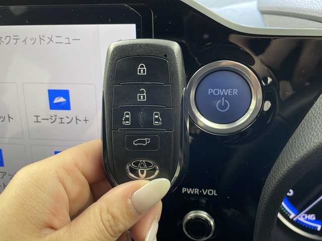 トヨタ ノア ハイブリッド S－Z 大阪府 2023(令5)年 1.1万km ホワイトパールクリスタルシャイン 純正10.5incディスプレイオーディオナビ/【フルセグTV/Bluetooth/CD/DVD/HDMI/FM/AM】/快適利便パッケージ/・両側ハンズフリーパワースライドドア/・パワーバックドア/・後席オットマン/・前後シートヒーター/・nanoe/ユニバーサルステップ/3眼LEDヘッドライト/100V電源/バックカメラ/トヨタセーフティセンス/・ブラインドスポットモニター(BSM)/・プリクラッシュセーフティ(PCS)/・レーントレーシングアシスト/・レーダークルーズコントロール/・オートマチックハイビームシステム/・プロアクティブドライビングアシスト/・パーキングサポートブレーキ/・Adobanced Drive/前後コーナーセンサー/後退速度抑制装置/両側パワースライドドア/後席エアコン/後席USB-C充電/ハーフレザーシート/純正17インチアルミホイール/スマートキー/スペアキー