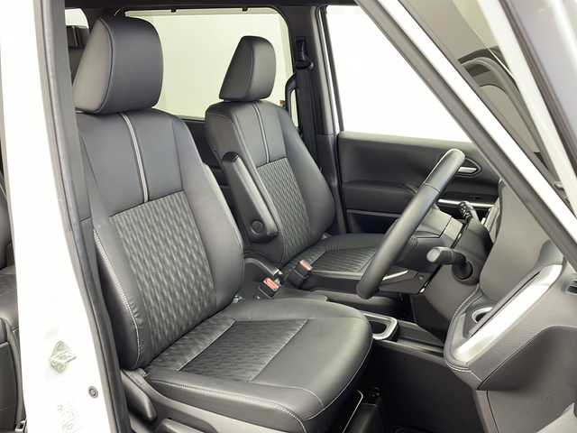 トヨタ ノア ハイブリッド S－Z 大阪府 2023(令5)年 1.1万km ホワイトパールクリスタルシャイン 純正10.5incディスプレイオーディオナビ/【フルセグTV/Bluetooth/CD/DVD/HDMI/FM/AM】/快適利便パッケージ/・両側ハンズフリーパワースライドドア/・パワーバックドア/・後席オットマン/・前後シートヒーター/・nanoe/ユニバーサルステップ/3眼LEDヘッドライト/100V電源/バックカメラ/トヨタセーフティセンス/・ブラインドスポットモニター(BSM)/・プリクラッシュセーフティ(PCS)/・レーントレーシングアシスト/・レーダークルーズコントロール/・オートマチックハイビームシステム/・プロアクティブドライビングアシスト/・パーキングサポートブレーキ/・Adobanced Drive/前後コーナーセンサー/後退速度抑制装置/両側パワースライドドア/後席エアコン/後席USB-C充電/ハーフレザーシート/純正17インチアルミホイール/スマートキー/スペアキー