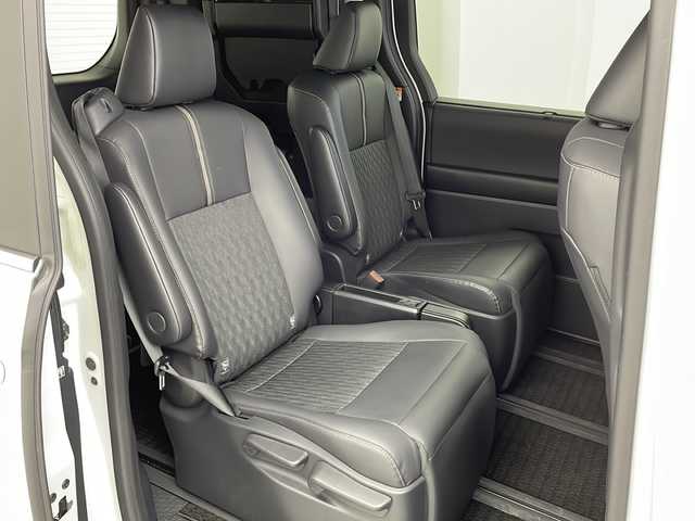 トヨタ ノア ハイブリッド S－Z 大阪府 2023(令5)年 1.1万km ホワイトパールクリスタルシャイン 純正10.5incディスプレイオーディオナビ/【フルセグTV/Bluetooth/CD/DVD/HDMI/FM/AM】/快適利便パッケージ/・両側ハンズフリーパワースライドドア/・パワーバックドア/・後席オットマン/・前後シートヒーター/・nanoe/ユニバーサルステップ/3眼LEDヘッドライト/100V電源/バックカメラ/トヨタセーフティセンス/・ブラインドスポットモニター(BSM)/・プリクラッシュセーフティ(PCS)/・レーントレーシングアシスト/・レーダークルーズコントロール/・オートマチックハイビームシステム/・プロアクティブドライビングアシスト/・パーキングサポートブレーキ/・Adobanced Drive/前後コーナーセンサー/後退速度抑制装置/両側パワースライドドア/後席エアコン/後席USB-C充電/ハーフレザーシート/純正17インチアルミホイール/スマートキー/スペアキー