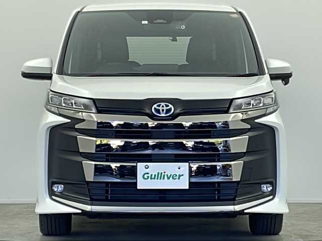 トヨタ ノア ハイブリッド S－Z 大阪府 2023(令5)年 1.1万km ホワイトパールクリスタルシャイン 純正10.5incディスプレイオーディオナビ/【フルセグTV/Bluetooth/CD/DVD/HDMI/FM/AM】/快適利便パッケージ/・両側ハンズフリーパワースライドドア/・パワーバックドア/・後席オットマン/・前後シートヒーター/・nanoe/ユニバーサルステップ/3眼LEDヘッドライト/100V電源/バックカメラ/トヨタセーフティセンス/・ブラインドスポットモニター(BSM)/・プリクラッシュセーフティ(PCS)/・レーントレーシングアシスト/・レーダークルーズコントロール/・オートマチックハイビームシステム/・プロアクティブドライビングアシスト/・パーキングサポートブレーキ/・Adobanced Drive/前後コーナーセンサー/後退速度抑制装置/両側パワースライドドア/後席エアコン/後席USB-C充電/ハーフレザーシート/純正17インチアルミホイール/スマートキー/スペアキー