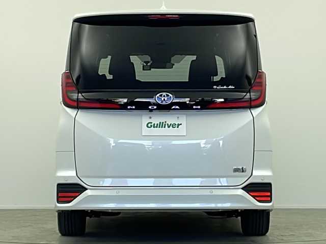 トヨタ ノア ハイブリッド S－Z 大阪府 2023(令5)年 1.1万km ホワイトパールクリスタルシャイン 純正10.5incディスプレイオーディオナビ/【フルセグTV/Bluetooth/CD/DVD/HDMI/FM/AM】/快適利便パッケージ/・両側ハンズフリーパワースライドドア/・パワーバックドア/・後席オットマン/・前後シートヒーター/・nanoe/ユニバーサルステップ/3眼LEDヘッドライト/100V電源/バックカメラ/トヨタセーフティセンス/・ブラインドスポットモニター(BSM)/・プリクラッシュセーフティ(PCS)/・レーントレーシングアシスト/・レーダークルーズコントロール/・オートマチックハイビームシステム/・プロアクティブドライビングアシスト/・パーキングサポートブレーキ/・Adobanced Drive/前後コーナーセンサー/後退速度抑制装置/両側パワースライドドア/後席エアコン/後席USB-C充電/ハーフレザーシート/純正17インチアルミホイール/スマートキー/スペアキー