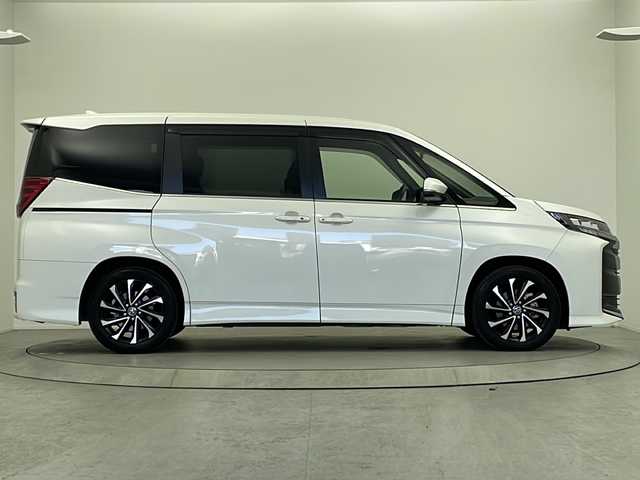 トヨタ ノア ハイブリッド S－Z 大阪府 2023(令5)年 1.1万km ホワイトパールクリスタルシャイン 純正10.5incディスプレイオーディオナビ/【フルセグTV/Bluetooth/CD/DVD/HDMI/FM/AM】/快適利便パッケージ/・両側ハンズフリーパワースライドドア/・パワーバックドア/・後席オットマン/・前後シートヒーター/・nanoe/ユニバーサルステップ/3眼LEDヘッドライト/100V電源/バックカメラ/トヨタセーフティセンス/・ブラインドスポットモニター(BSM)/・プリクラッシュセーフティ(PCS)/・レーントレーシングアシスト/・レーダークルーズコントロール/・オートマチックハイビームシステム/・プロアクティブドライビングアシスト/・パーキングサポートブレーキ/・Adobanced Drive/前後コーナーセンサー/後退速度抑制装置/両側パワースライドドア/後席エアコン/後席USB-C充電/ハーフレザーシート/純正17インチアルミホイール/スマートキー/スペアキー