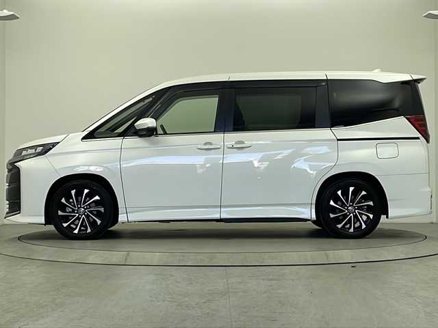 トヨタ ノア ハイブリッド S－Z 大阪府 2023(令5)年 1.1万km ホワイトパールクリスタルシャイン 純正10.5incディスプレイオーディオナビ/【フルセグTV/Bluetooth/CD/DVD/HDMI/FM/AM】/快適利便パッケージ/・両側ハンズフリーパワースライドドア/・パワーバックドア/・後席オットマン/・前後シートヒーター/・nanoe/ユニバーサルステップ/3眼LEDヘッドライト/100V電源/バックカメラ/トヨタセーフティセンス/・ブラインドスポットモニター(BSM)/・プリクラッシュセーフティ(PCS)/・レーントレーシングアシスト/・レーダークルーズコントロール/・オートマチックハイビームシステム/・プロアクティブドライビングアシスト/・パーキングサポートブレーキ/・Adobanced Drive/前後コーナーセンサー/後退速度抑制装置/両側パワースライドドア/後席エアコン/後席USB-C充電/ハーフレザーシート/純正17インチアルミホイール/スマートキー/スペアキー