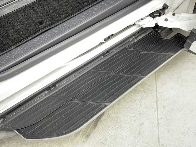 トヨタ ノア ハイブリッド S－Z 大阪府 2023(令5)年 1.1万km ホワイトパールクリスタルシャイン 純正10.5incディスプレイオーディオナビ/【フルセグTV/Bluetooth/CD/DVD/HDMI/FM/AM】/快適利便パッケージ/・両側ハンズフリーパワースライドドア/・パワーバックドア/・後席オットマン/・前後シートヒーター/・nanoe/ユニバーサルステップ/3眼LEDヘッドライト/100V電源/バックカメラ/トヨタセーフティセンス/・ブラインドスポットモニター(BSM)/・プリクラッシュセーフティ(PCS)/・レーントレーシングアシスト/・レーダークルーズコントロール/・オートマチックハイビームシステム/・プロアクティブドライビングアシスト/・パーキングサポートブレーキ/・Adobanced Drive/前後コーナーセンサー/後退速度抑制装置/両側パワースライドドア/後席エアコン/後席USB-C充電/ハーフレザーシート/純正17インチアルミホイール/スマートキー/スペアキー