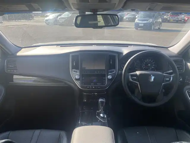 トヨタ クラウン ハイブリッド アスリートG 熊本県 2016(平28)年 5.6万km ホワイトパールクリスタルシャイン 純正ナビ/・AM/FM/CD/DVD/BD/SD/AUX/USB/BT/・フルセグTV/バックカメラ/クリアランスソナー/ブラインドスポットモニター/車両接近通報装置/横滑り防止機能/前後コーナーセンサー/革巻きステアリング/・ステアリングリモコン/オートライト/・LEDライト/・フォグランプ/レザーシート/・D/N席パワーシート/・D/N席シートヒーター/・D/N席エアシート/・D席シートメモリー/電動格納ミラー/・ウィンカーミラー/ビルトインETC/純正フロアマット/純正アルミホイール/スマートキー/・スペアキー/・カードキー