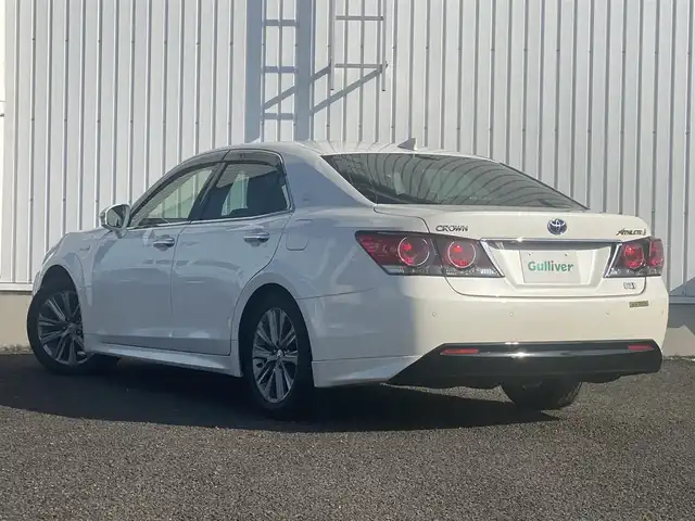 トヨタ クラウン ハイブリッド アスリートG 熊本県 2016(平28)年 5.6万km ホワイトパールクリスタルシャイン 純正ナビ/・AM/FM/CD/DVD/BD/SD/AUX/USB/BT/・フルセグTV/バックカメラ/クリアランスソナー/ブラインドスポットモニター/車両接近通報装置/横滑り防止機能/前後コーナーセンサー/革巻きステアリング/・ステアリングリモコン/オートライト/・LEDライト/・フォグランプ/レザーシート/・D/N席パワーシート/・D/N席シートヒーター/・D/N席エアシート/・D席シートメモリー/電動格納ミラー/・ウィンカーミラー/ビルトインETC/純正フロアマット/純正アルミホイール/スマートキー/・スペアキー/・カードキー