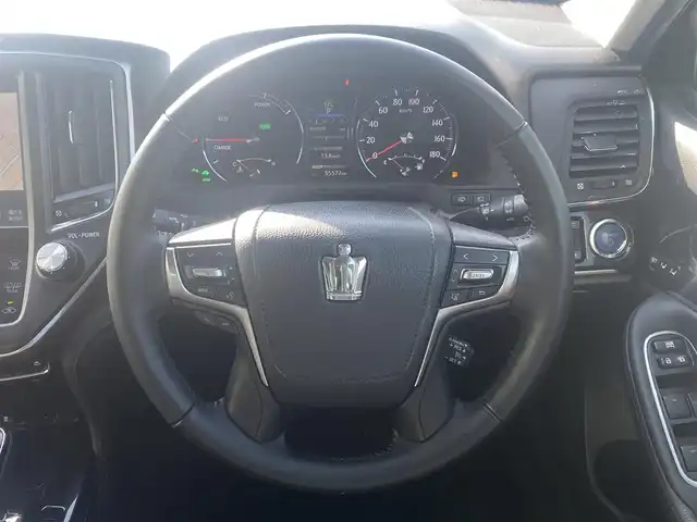 トヨタ クラウン ハイブリッド アスリートG 熊本県 2016(平28)年 5.6万km ホワイトパールクリスタルシャイン 純正ナビ/・AM/FM/CD/DVD/BD/SD/AUX/USB/BT/・フルセグTV/バックカメラ/クリアランスソナー/ブラインドスポットモニター/車両接近通報装置/横滑り防止機能/前後コーナーセンサー/革巻きステアリング/・ステアリングリモコン/オートライト/・LEDライト/・フォグランプ/レザーシート/・D/N席パワーシート/・D/N席シートヒーター/・D/N席エアシート/・D席シートメモリー/電動格納ミラー/・ウィンカーミラー/ビルトインETC/純正フロアマット/純正アルミホイール/スマートキー/・スペアキー/・カードキー