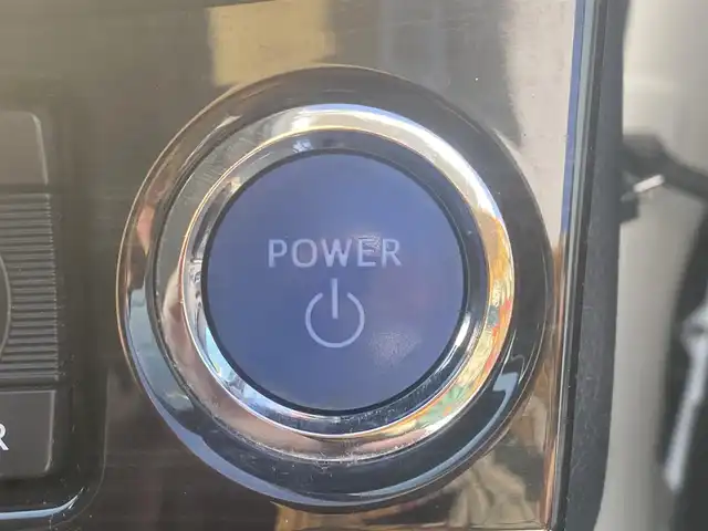 トヨタ クラウン ハイブリッド アスリートG 熊本県 2016(平28)年 5.6万km ホワイトパールクリスタルシャイン 純正ナビ/・AM/FM/CD/DVD/BD/SD/AUX/USB/BT/・フルセグTV/バックカメラ/クリアランスソナー/ブラインドスポットモニター/車両接近通報装置/横滑り防止機能/前後コーナーセンサー/革巻きステアリング/・ステアリングリモコン/オートライト/・LEDライト/・フォグランプ/レザーシート/・D/N席パワーシート/・D/N席シートヒーター/・D/N席エアシート/・D席シートメモリー/電動格納ミラー/・ウィンカーミラー/ビルトインETC/純正フロアマット/純正アルミホイール/スマートキー/・スペアキー/・カードキー