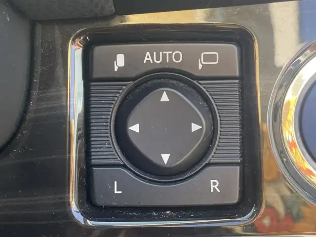 トヨタ クラウン ハイブリッド アスリートG 熊本県 2016(平28)年 5.6万km ホワイトパールクリスタルシャイン 純正ナビ/・AM/FM/CD/DVD/BD/SD/AUX/USB/BT/・フルセグTV/バックカメラ/クリアランスソナー/ブラインドスポットモニター/車両接近通報装置/横滑り防止機能/前後コーナーセンサー/革巻きステアリング/・ステアリングリモコン/オートライト/・LEDライト/・フォグランプ/レザーシート/・D/N席パワーシート/・D/N席シートヒーター/・D/N席エアシート/・D席シートメモリー/電動格納ミラー/・ウィンカーミラー/ビルトインETC/純正フロアマット/純正アルミホイール/スマートキー/・スペアキー/・カードキー