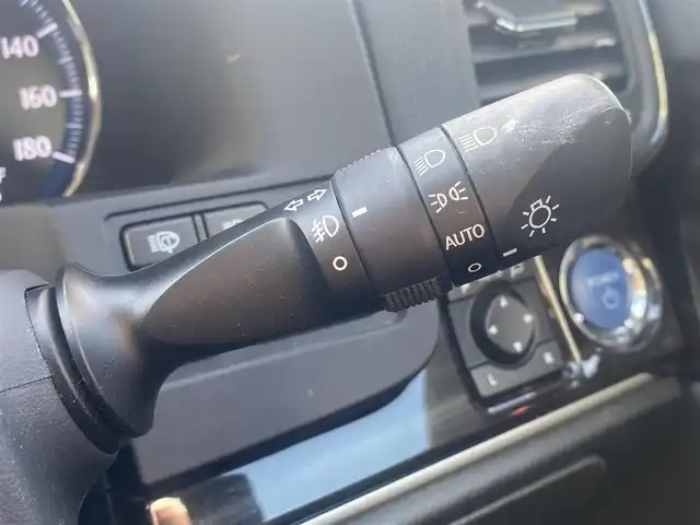 トヨタ クラウン ハイブリッド アスリートG 熊本県 2016(平28)年 5.6万km ホワイトパールクリスタルシャイン 純正ナビ/・AM/FM/CD/DVD/BD/SD/AUX/USB/BT/・フルセグTV/バックカメラ/クリアランスソナー/ブラインドスポットモニター/車両接近通報装置/横滑り防止機能/前後コーナーセンサー/革巻きステアリング/・ステアリングリモコン/オートライト/・LEDライト/・フォグランプ/レザーシート/・D/N席パワーシート/・D/N席シートヒーター/・D/N席エアシート/・D席シートメモリー/電動格納ミラー/・ウィンカーミラー/ビルトインETC/純正フロアマット/純正アルミホイール/スマートキー/・スペアキー/・カードキー