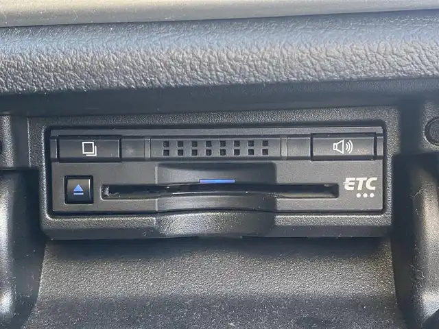 トヨタ クラウン ハイブリッド アスリートG 熊本県 2016(平28)年 5.6万km ホワイトパールクリスタルシャイン 純正ナビ/・AM/FM/CD/DVD/BD/SD/AUX/USB/BT/・フルセグTV/バックカメラ/クリアランスソナー/ブラインドスポットモニター/車両接近通報装置/横滑り防止機能/前後コーナーセンサー/革巻きステアリング/・ステアリングリモコン/オートライト/・LEDライト/・フォグランプ/レザーシート/・D/N席パワーシート/・D/N席シートヒーター/・D/N席エアシート/・D席シートメモリー/電動格納ミラー/・ウィンカーミラー/ビルトインETC/純正フロアマット/純正アルミホイール/スマートキー/・スペアキー/・カードキー