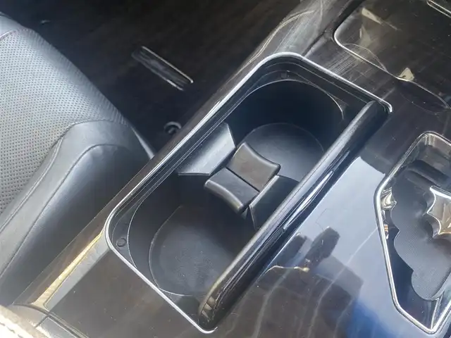 トヨタ クラウン ハイブリッド アスリートG 熊本県 2016(平28)年 5.6万km ホワイトパールクリスタルシャイン 純正ナビ/・AM/FM/CD/DVD/BD/SD/AUX/USB/BT/・フルセグTV/バックカメラ/クリアランスソナー/ブラインドスポットモニター/車両接近通報装置/横滑り防止機能/前後コーナーセンサー/革巻きステアリング/・ステアリングリモコン/オートライト/・LEDライト/・フォグランプ/レザーシート/・D/N席パワーシート/・D/N席シートヒーター/・D/N席エアシート/・D席シートメモリー/電動格納ミラー/・ウィンカーミラー/ビルトインETC/純正フロアマット/純正アルミホイール/スマートキー/・スペアキー/・カードキー