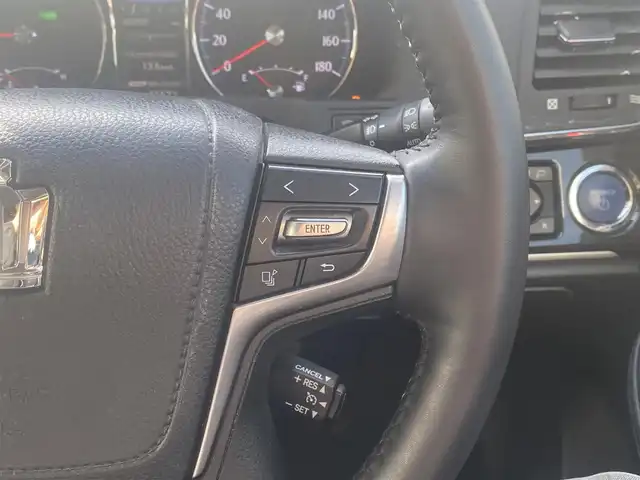 トヨタ クラウン ハイブリッド アスリートG 熊本県 2016(平28)年 5.6万km ホワイトパールクリスタルシャイン 純正ナビ/・AM/FM/CD/DVD/BD/SD/AUX/USB/BT/・フルセグTV/バックカメラ/クリアランスソナー/ブラインドスポットモニター/車両接近通報装置/横滑り防止機能/前後コーナーセンサー/革巻きステアリング/・ステアリングリモコン/オートライト/・LEDライト/・フォグランプ/レザーシート/・D/N席パワーシート/・D/N席シートヒーター/・D/N席エアシート/・D席シートメモリー/電動格納ミラー/・ウィンカーミラー/ビルトインETC/純正フロアマット/純正アルミホイール/スマートキー/・スペアキー/・カードキー