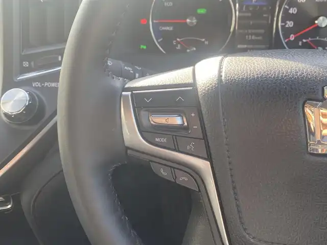 トヨタ クラウン ハイブリッド アスリートG 熊本県 2016(平28)年 5.6万km ホワイトパールクリスタルシャイン 純正ナビ/・AM/FM/CD/DVD/BD/SD/AUX/USB/BT/・フルセグTV/バックカメラ/クリアランスソナー/ブラインドスポットモニター/車両接近通報装置/横滑り防止機能/前後コーナーセンサー/革巻きステアリング/・ステアリングリモコン/オートライト/・LEDライト/・フォグランプ/レザーシート/・D/N席パワーシート/・D/N席シートヒーター/・D/N席エアシート/・D席シートメモリー/電動格納ミラー/・ウィンカーミラー/ビルトインETC/純正フロアマット/純正アルミホイール/スマートキー/・スペアキー/・カードキー