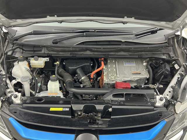 日産 セレナ e－パワー ハイウェイスター V 宮城県 2018(平30)年 6万km ブリリアントシルバー プロパイロット/エマージェンシーブレーキ/インテリジェントパーキングアシスト/車線逸脱抑制機能/オートマチックハイビーム/アラウンドビューモニター/フリップダウンモニター/前席シートヒーター/純正9インチナビ/（BT.CD.DVD.SD）/フルセグテレビ/両側パワースライドドア/ハンズフリースライドドア/ビルトインETC/ドライブレコーダー/ステアリングヒーター/革巻きステアリング/ステアリングスイッチ/プッシュスタート/スマートキー/純正フロアマット/純正15インチアルミホイール/LEDヘッドライト/横滑り防止機能/アイドリングストップ/コーナーセンサー