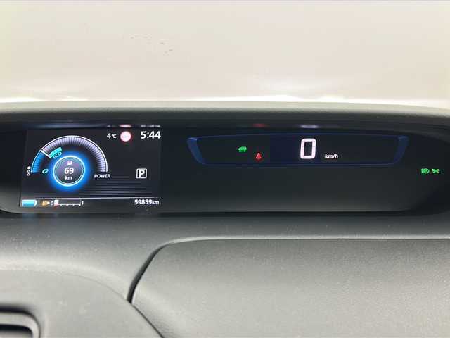 日産 セレナ e－パワー ハイウェイスター V 宮城県 2018(平30)年 6万km ブリリアントシルバー プロパイロット/エマージェンシーブレーキ/インテリジェントパーキングアシスト/車線逸脱抑制機能/オートマチックハイビーム/アラウンドビューモニター/フリップダウンモニター/前席シートヒーター/純正9インチナビ/（BT.CD.DVD.SD）/フルセグテレビ/両側パワースライドドア/ハンズフリースライドドア/ビルトインETC/ドライブレコーダー/ステアリングヒーター/革巻きステアリング/ステアリングスイッチ/プッシュスタート/スマートキー/純正フロアマット/純正15インチアルミホイール/LEDヘッドライト/横滑り防止機能/アイドリングストップ/コーナーセンサー