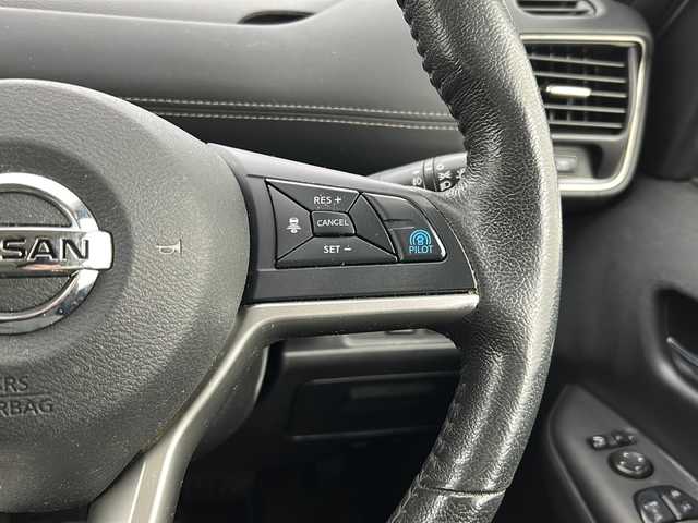 日産 セレナ e－パワー ハイウェイスター V 宮城県 2018(平30)年 6万km ブリリアントシルバー プロパイロット/エマージェンシーブレーキ/インテリジェントパーキングアシスト/車線逸脱抑制機能/オートマチックハイビーム/アラウンドビューモニター/フリップダウンモニター/前席シートヒーター/純正9インチナビ/（BT.CD.DVD.SD）/フルセグテレビ/両側パワースライドドア/ハンズフリースライドドア/ビルトインETC/ドライブレコーダー/ステアリングヒーター/革巻きステアリング/ステアリングスイッチ/プッシュスタート/スマートキー/純正フロアマット/純正15インチアルミホイール/LEDヘッドライト/横滑り防止機能/アイドリングストップ/コーナーセンサー