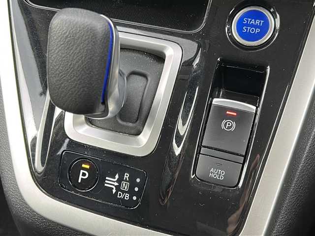 日産 セレナ e－パワー ハイウェイスター V 宮城県 2018(平30)年 6万km ブリリアントシルバー プロパイロット/エマージェンシーブレーキ/インテリジェントパーキングアシスト/車線逸脱抑制機能/オートマチックハイビーム/アラウンドビューモニター/フリップダウンモニター/前席シートヒーター/純正9インチナビ/（BT.CD.DVD.SD）/フルセグテレビ/両側パワースライドドア/ハンズフリースライドドア/ビルトインETC/ドライブレコーダー/ステアリングヒーター/革巻きステアリング/ステアリングスイッチ/プッシュスタート/スマートキー/純正フロアマット/純正15インチアルミホイール/LEDヘッドライト/横滑り防止機能/アイドリングストップ/コーナーセンサー