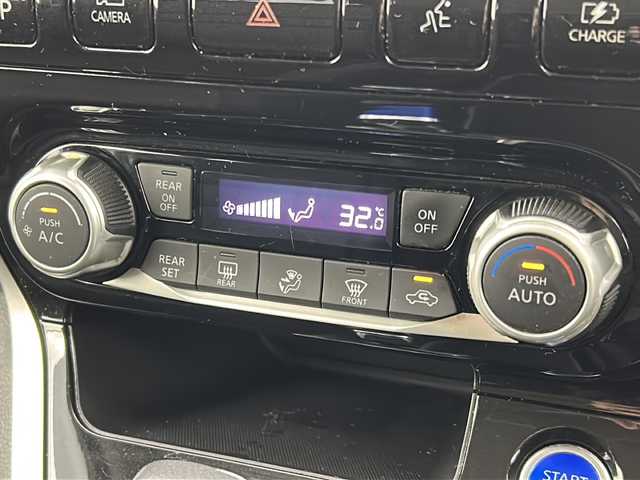 日産 セレナ e－パワー ハイウェイスター V 宮城県 2018(平30)年 6万km ブリリアントシルバー プロパイロット/エマージェンシーブレーキ/インテリジェントパーキングアシスト/車線逸脱抑制機能/オートマチックハイビーム/アラウンドビューモニター/フリップダウンモニター/前席シートヒーター/純正9インチナビ/（BT.CD.DVD.SD）/フルセグテレビ/両側パワースライドドア/ハンズフリースライドドア/ビルトインETC/ドライブレコーダー/ステアリングヒーター/革巻きステアリング/ステアリングスイッチ/プッシュスタート/スマートキー/純正フロアマット/純正15インチアルミホイール/LEDヘッドライト/横滑り防止機能/アイドリングストップ/コーナーセンサー