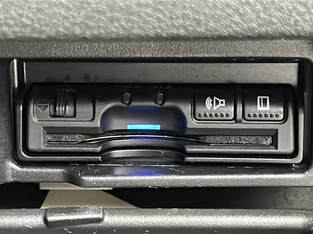 日産 セレナ e－パワー ハイウェイスター V 宮城県 2018(平30)年 6万km ブリリアントシルバー プロパイロット/エマージェンシーブレーキ/インテリジェントパーキングアシスト/車線逸脱抑制機能/オートマチックハイビーム/アラウンドビューモニター/フリップダウンモニター/前席シートヒーター/純正9インチナビ/（BT.CD.DVD.SD）/フルセグテレビ/両側パワースライドドア/ハンズフリースライドドア/ビルトインETC/ドライブレコーダー/ステアリングヒーター/革巻きステアリング/ステアリングスイッチ/プッシュスタート/スマートキー/純正フロアマット/純正15インチアルミホイール/LEDヘッドライト/横滑り防止機能/アイドリングストップ/コーナーセンサー