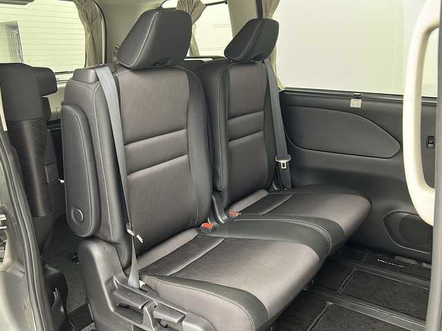 日産 セレナ e－パワー ハイウェイスター V 宮城県 2018(平30)年 6万km ブリリアントシルバー プロパイロット/エマージェンシーブレーキ/インテリジェントパーキングアシスト/車線逸脱抑制機能/オートマチックハイビーム/アラウンドビューモニター/フリップダウンモニター/前席シートヒーター/純正9インチナビ/（BT.CD.DVD.SD）/フルセグテレビ/両側パワースライドドア/ハンズフリースライドドア/ビルトインETC/ドライブレコーダー/ステアリングヒーター/革巻きステアリング/ステアリングスイッチ/プッシュスタート/スマートキー/純正フロアマット/純正15インチアルミホイール/LEDヘッドライト/横滑り防止機能/アイドリングストップ/コーナーセンサー