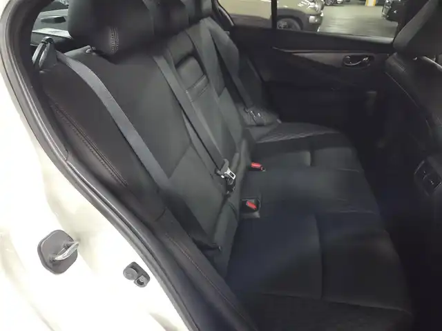 日産 スカイライン 400R 長崎県 2020(令2)年 9万km ブリリアントホワイトパール ワンオーナー/サンルーフ/BOSEパフォーマンスサウンド/純正8型ナビ/フルセグTV/アラウンドビューモニター/ビルトインETC/前後ドライブレコーダー/レーダークルーズコントロール/フロント/バックソナー/全方位運転支援システム/・衝突被害軽減ブレーキ/・車線逸脱防止支援システム/・車間距離維持支援システム/・前後誤発進抑制機能/ツインターボ/LEDヘッドランプ/革巻きステアリング/パドルシフト/ブラック革シート/前席パワーシート/純正19インチアルミホイール/レッドブレーキキャリパー/スマートキー/プッシュエンジンスターター/禁煙車