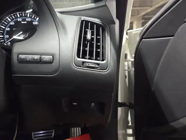 日産 スカイライン 400R 長崎県 2020(令2)年 9万km ブリリアントホワイトパール ワンオーナー/サンルーフ/BOSEパフォーマンスサウンド/純正8型ナビ/フルセグTV/アラウンドビューモニター/ビルトインETC/前後ドライブレコーダー/レーダークルーズコントロール/フロント/バックソナー/全方位運転支援システム/・衝突被害軽減ブレーキ/・車線逸脱防止支援システム/・車間距離維持支援システム/・前後誤発進抑制機能/ツインターボ/LEDヘッドランプ/革巻きステアリング/パドルシフト/ブラック革シート/前席パワーシート/純正19インチアルミホイール/レッドブレーキキャリパー/スマートキー/プッシュエンジンスターター/禁煙車