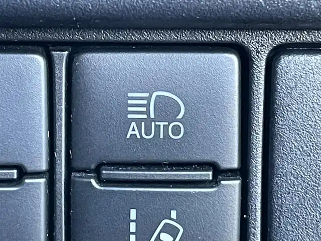 トヨタ ノア Si ダブルバイビーⅡ 東京都 2019(令1)年 5万km ホワイトパールクリスタルシャイン 純正大型ナビ/(CD/DVD/フルセグ/BT/USB)/純正後席モニター/バックカメラ/両側電動スライドドア/前方ドライブレコーダー/ビルトインＥＴＣ/クルーズコントロール/衝突軽減ブレーキ/コーナーセンサー（前/後）/レーンキープアシスト/ＬＥＤヘッドライト/オートハイビーム/フォグランプ/純正フロアマット/純正サイドバイザー/レーダー探知機/シートカバー/スマートキ