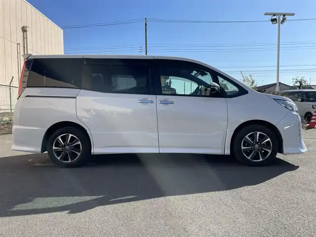 トヨタ ノア Si ダブルバイビーⅡ 東京都 2019(令1)年 5万km ホワイトパールクリスタルシャイン 純正大型ナビ/(CD/DVD/フルセグ/BT/USB)/純正後席モニター/バックカメラ/両側電動スライドドア/前方ドライブレコーダー/ビルトインＥＴＣ/クルーズコントロール/衝突軽減ブレーキ/コーナーセンサー（前/後）/レーンキープアシスト/ＬＥＤヘッドライト/オートハイビーム/フォグランプ/純正フロアマット/純正サイドバイザー/レーダー探知機/シートカバー/スマートキ