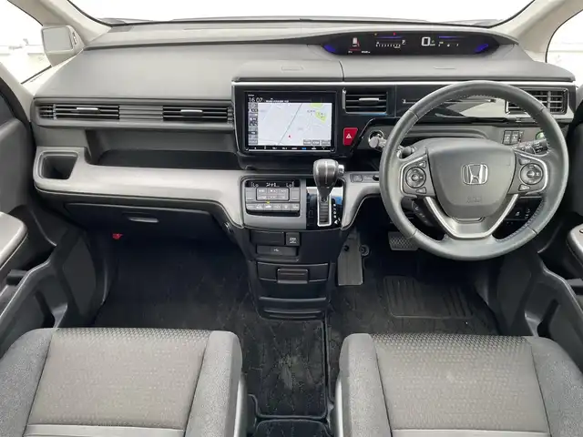 ホンダ ステップワゴン スパーダ ホンダセンシング 熊本県 2020(令2)年 5.6万km プラチナホワイトパール 純正SDナビ/・AM/FM/CD/DVD/SD/BT/・AppleCarPlay/・フルセグTV/バックカメラ/ホンダセンシング/・アダプティブクルーズコントロール/・車線維持支援システム/・標識認識機能/・先行車発進お知らせ機能/・路外逸脱抑制機能/・衝突軽減ブレーキ/オートライト/・LEDライト/・フォグランプ/革巻きステアリング/・ステアリングリモコン/・パドルシフト/電動格納ミラー/・ウィンカーミラー/テレビキャンセラー/純正フロアマット/純正アルミホイール/スマートキー