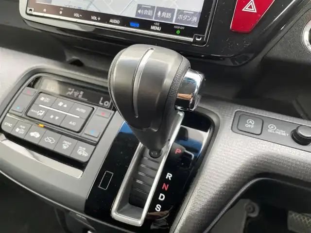 ホンダ ステップワゴン スパーダ ホンダセンシング 熊本県 2020(令2)年 5.6万km プラチナホワイトパール 純正SDナビ/・AM/FM/CD/DVD/SD/BT/・AppleCarPlay/・フルセグTV/バックカメラ/ホンダセンシング/・アダプティブクルーズコントロール/・車線維持支援システム/・標識認識機能/・先行車発進お知らせ機能/・路外逸脱抑制機能/・衝突軽減ブレーキ/オートライト/・LEDライト/・フォグランプ/革巻きステアリング/・ステアリングリモコン/・パドルシフト/電動格納ミラー/・ウィンカーミラー/テレビキャンセラー/純正フロアマット/純正アルミホイール/スマートキー
