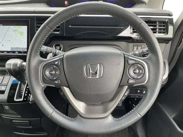 ホンダ ステップワゴン スパーダ ホンダセンシング 熊本県 2020(令2)年 5.6万km プラチナホワイトパール 純正SDナビ/・AM/FM/CD/DVD/SD/BT/・AppleCarPlay/・フルセグTV/バックカメラ/ホンダセンシング/・アダプティブクルーズコントロール/・車線維持支援システム/・標識認識機能/・先行車発進お知らせ機能/・路外逸脱抑制機能/・衝突軽減ブレーキ/オートライト/・LEDライト/・フォグランプ/革巻きステアリング/・ステアリングリモコン/・パドルシフト/電動格納ミラー/・ウィンカーミラー/テレビキャンセラー/純正フロアマット/純正アルミホイール/スマートキー