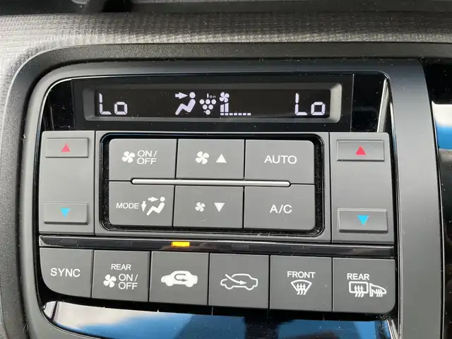 ホンダ ステップワゴン スパーダ ホンダセンシング 熊本県 2020(令2)年 5.6万km プラチナホワイトパール 純正SDナビ/・AM/FM/CD/DVD/SD/BT/・AppleCarPlay/・フルセグTV/バックカメラ/ホンダセンシング/・アダプティブクルーズコントロール/・車線維持支援システム/・標識認識機能/・先行車発進お知らせ機能/・路外逸脱抑制機能/・衝突軽減ブレーキ/オートライト/・LEDライト/・フォグランプ/革巻きステアリング/・ステアリングリモコン/・パドルシフト/電動格納ミラー/・ウィンカーミラー/テレビキャンセラー/純正フロアマット/純正アルミホイール/スマートキー