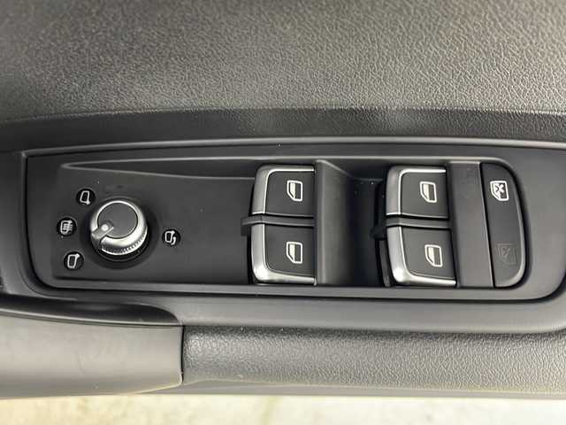 アウディ Ａ１ 1．0TFSI 秋田県 2018(平30)年 2.7万km グレイシアホワイトメタリック 純正ナビ /バックカメラ /フルセグTV /コーナーセンサー /HIDヘッドライト　/コントラストルーフ　/前席シートヒーター　/横滑り防止装置　/クリアランスソナー /アイドリングストップ　/スマートキー　/オートライト/純正AW/純正フロアマット/ウィンカーミラー /革巻きステアリング/プッシュスタート /オートエアコン /電格ミラー