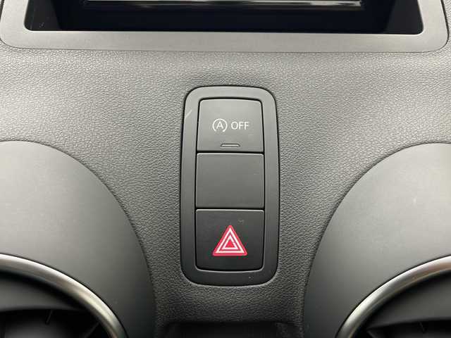 アウディ Ａ１ 1．0TFSI 秋田県 2018(平30)年 2.7万km グレイシアホワイトメタリック 純正ナビ /バックカメラ /フルセグTV /コーナーセンサー /HIDヘッドライト　/コントラストルーフ　/前席シートヒーター　/横滑り防止装置　/クリアランスソナー /アイドリングストップ　/スマートキー　/オートライト/純正AW/純正フロアマット/ウィンカーミラー /革巻きステアリング/プッシュスタート /オートエアコン /電格ミラー