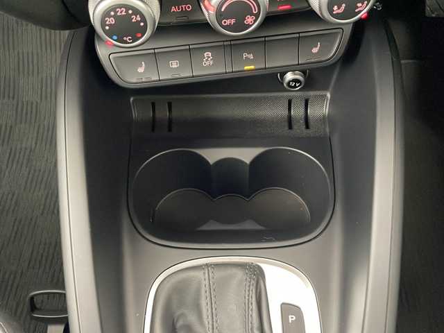 アウディ Ａ１ 1．0TFSI 秋田県 2018(平30)年 2.7万km グレイシアホワイトメタリック 純正ナビ /バックカメラ /フルセグTV /コーナーセンサー /HIDヘッドライト　/コントラストルーフ　/前席シートヒーター　/横滑り防止装置　/クリアランスソナー /アイドリングストップ　/スマートキー　/オートライト/純正AW/純正フロアマット/ウィンカーミラー /革巻きステアリング/プッシュスタート /オートエアコン /電格ミラー