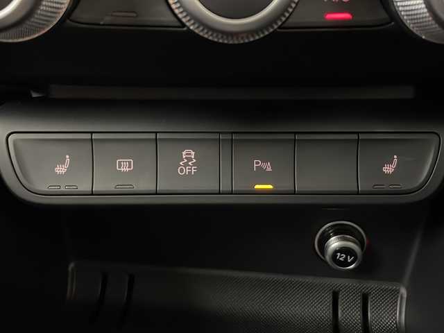 アウディ Ａ１ 1．0TFSI 秋田県 2018(平30)年 2.7万km グレイシアホワイトメタリック 純正ナビ /バックカメラ /フルセグTV /コーナーセンサー /HIDヘッドライト　/コントラストルーフ　/前席シートヒーター　/横滑り防止装置　/クリアランスソナー /アイドリングストップ　/スマートキー　/オートライト/純正AW/純正フロアマット/ウィンカーミラー /革巻きステアリング/プッシュスタート /オートエアコン /電格ミラー