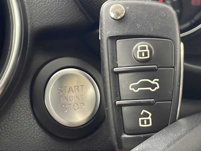アウディ Ａ１ 1．0TFSI 秋田県 2018(平30)年 2.7万km グレイシアホワイトメタリック 純正ナビ /バックカメラ /フルセグTV /コーナーセンサー /HIDヘッドライト　/コントラストルーフ　/前席シートヒーター　/横滑り防止装置　/クリアランスソナー /アイドリングストップ　/スマートキー　/オートライト/純正AW/純正フロアマット/ウィンカーミラー /革巻きステアリング/プッシュスタート /オートエアコン /電格ミラー