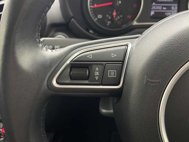 アウディ Ａ１ 1．0TFSI 秋田県 2018(平30)年 2.7万km グレイシアホワイトメタリック 純正ナビ /バックカメラ /フルセグTV /コーナーセンサー /HIDヘッドライト　/コントラストルーフ　/前席シートヒーター　/横滑り防止装置　/クリアランスソナー /アイドリングストップ　/スマートキー　/オートライト/純正AW/純正フロアマット/ウィンカーミラー /革巻きステアリング/プッシュスタート /オートエアコン /電格ミラー