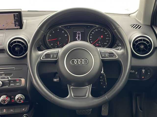 アウディ Ａ１ 1．0TFSI 秋田県 2018(平30)年 2.7万km グレイシアホワイトメタリック 純正ナビ /バックカメラ /フルセグTV /コーナーセンサー /HIDヘッドライト　/コントラストルーフ　/前席シートヒーター　/横滑り防止装置　/クリアランスソナー /アイドリングストップ　/スマートキー　/オートライト/純正AW/純正フロアマット/ウィンカーミラー /革巻きステアリング/プッシュスタート /オートエアコン /電格ミラー